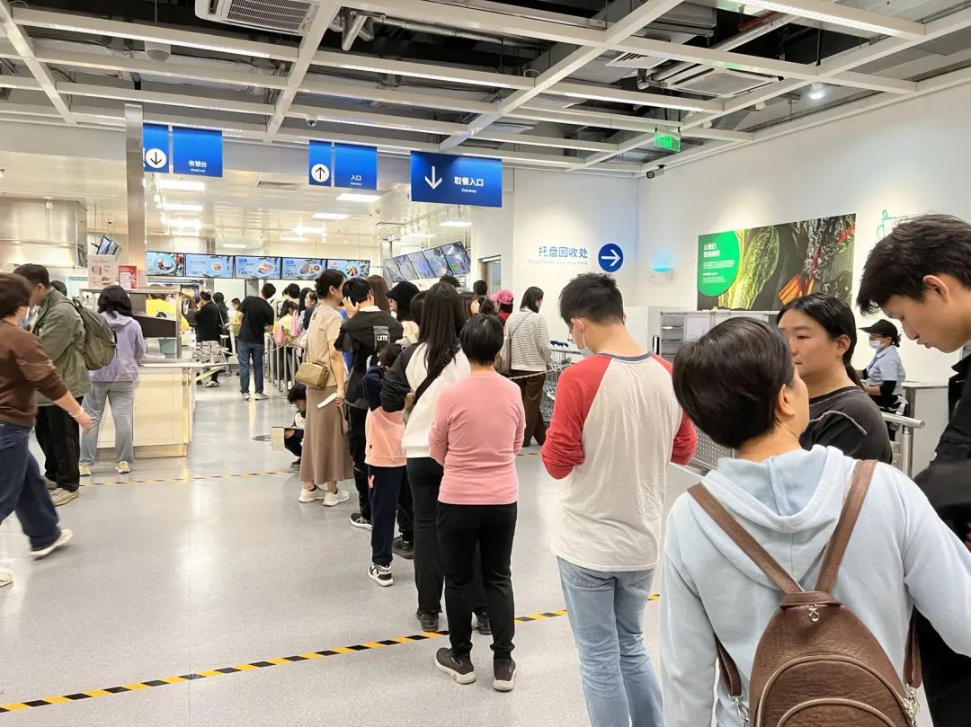 不愿去餐厅吃饭的年轻人，爱上了商超餐饮区