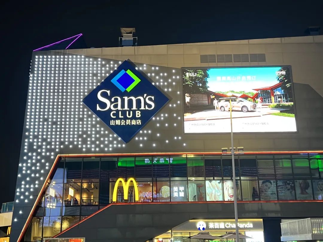 不愿去餐厅吃饭的年轻人，爱上了商超餐饮区