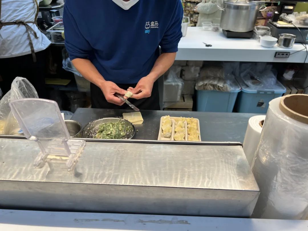 不愿去餐厅吃饭的年轻人，爱上了商超餐饮区