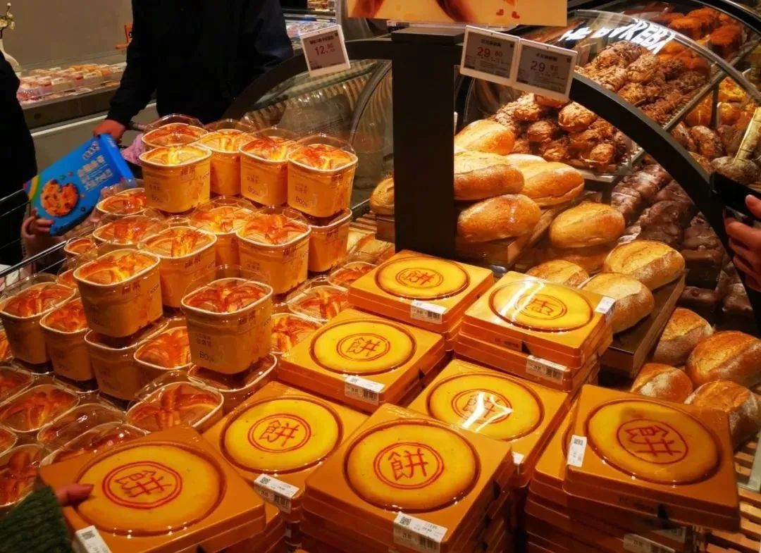 不愿去餐厅吃饭的年轻人，爱上了商超餐饮区