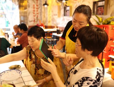 太励志了！被央视报道的聋人火锅店，成社区新宠