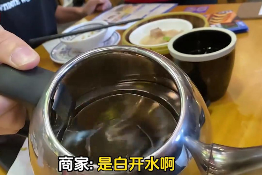 男子就餐被收取5元桌子费，商家：相当于茶水费