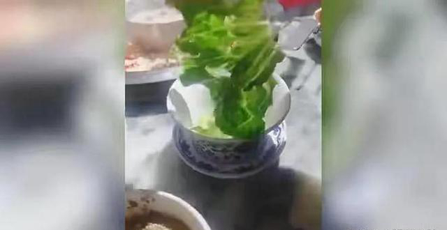  168元火锅套餐杯装生菜只有1片叶子,商家回应:疏忽导致