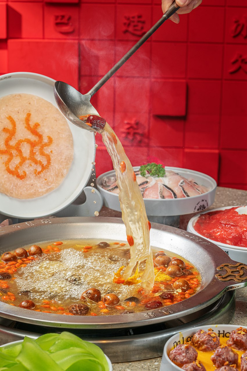 全民养生时代，求鲜本味的鸡汤锅底，成为火锅店热卖爆款！