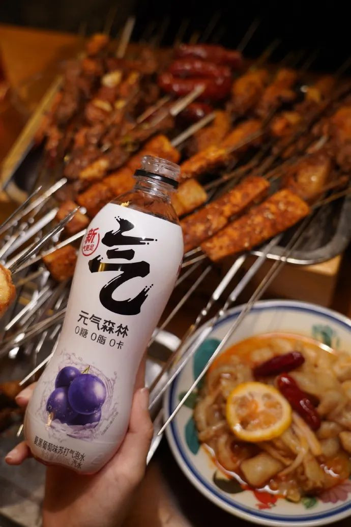 全民养生时代，求鲜本味的鸡汤锅底，成为火锅店热卖爆款！