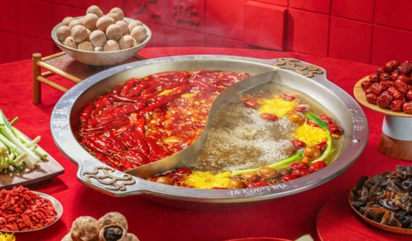 全民养生时代，求鲜本味的鸡汤锅底，成为火锅店热卖爆款！