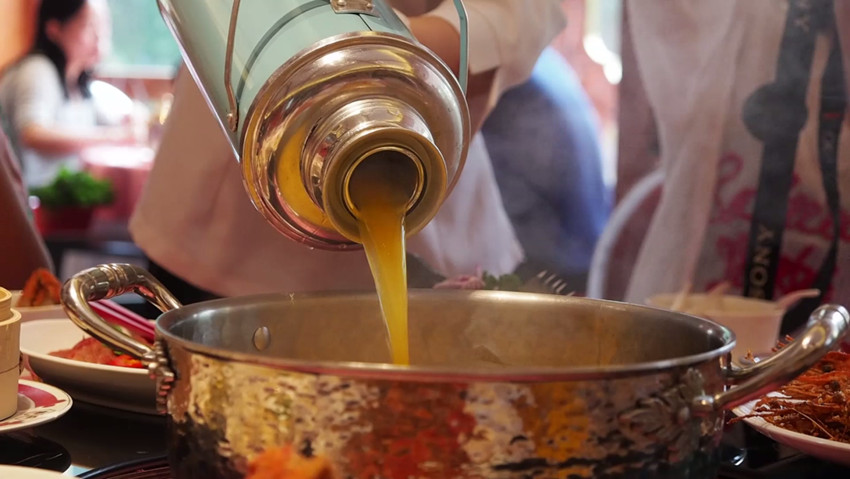 全民养生时代，求鲜本味的鸡汤锅底，成为火锅店热卖爆款！