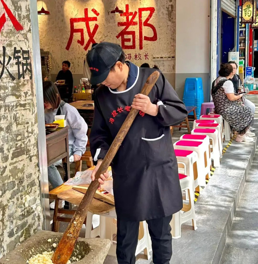 50块搞个门头，排队却超5h！这样开店既省钱又引流