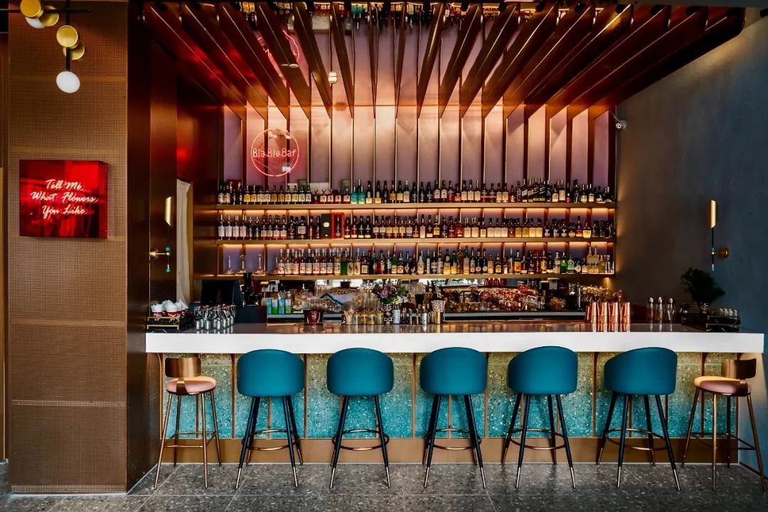 人到中年开酒馆，有酒有菜有美色，这门生意赚钱又性感？