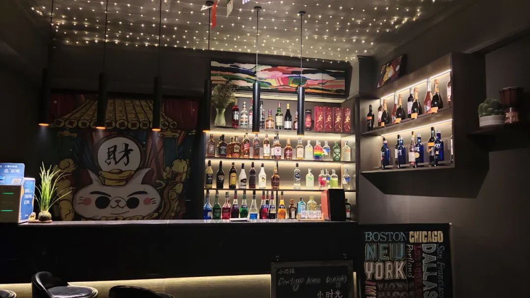 人到中年开酒馆，有酒有菜有美色，这门生意赚钱又性感？