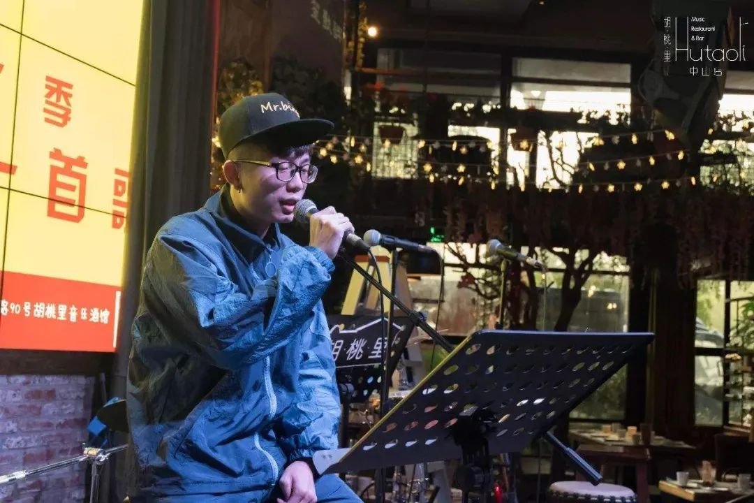 人到中年开酒馆，有酒有菜有美色，这门生意赚钱又性感？