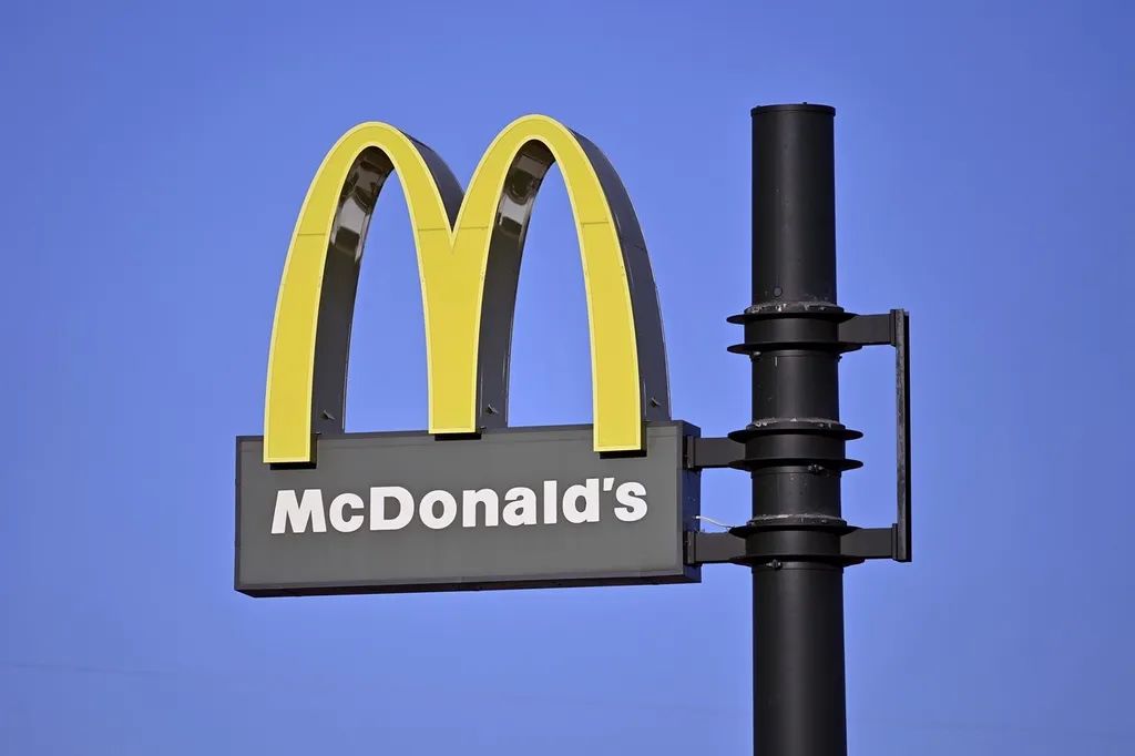 在麦当劳门店上班，当代年轻人的一种「上岸」｜商业Friday