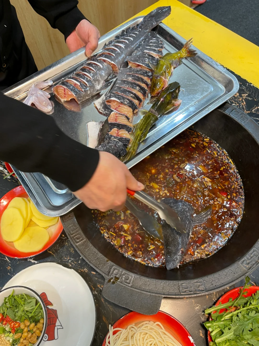 靠“转让倒手”火锅店，我月入20万……