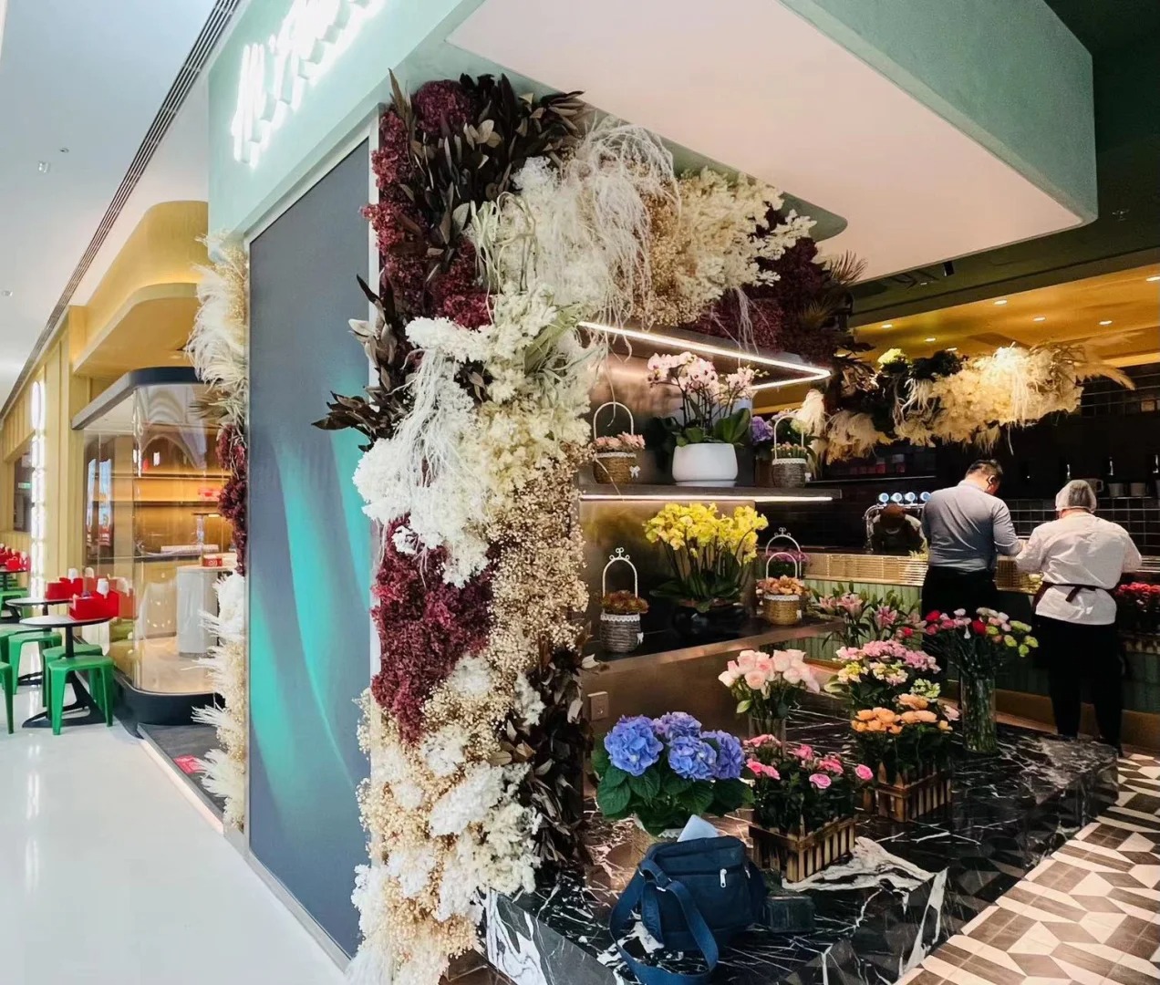 海底捞全国首家“产品原型店”落地扬州:边吃边K歌,还能买鲜花