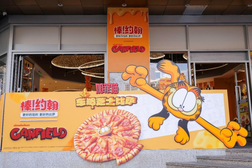 棒约翰与加菲猫潮流联动！限定款单肩包造型拉满