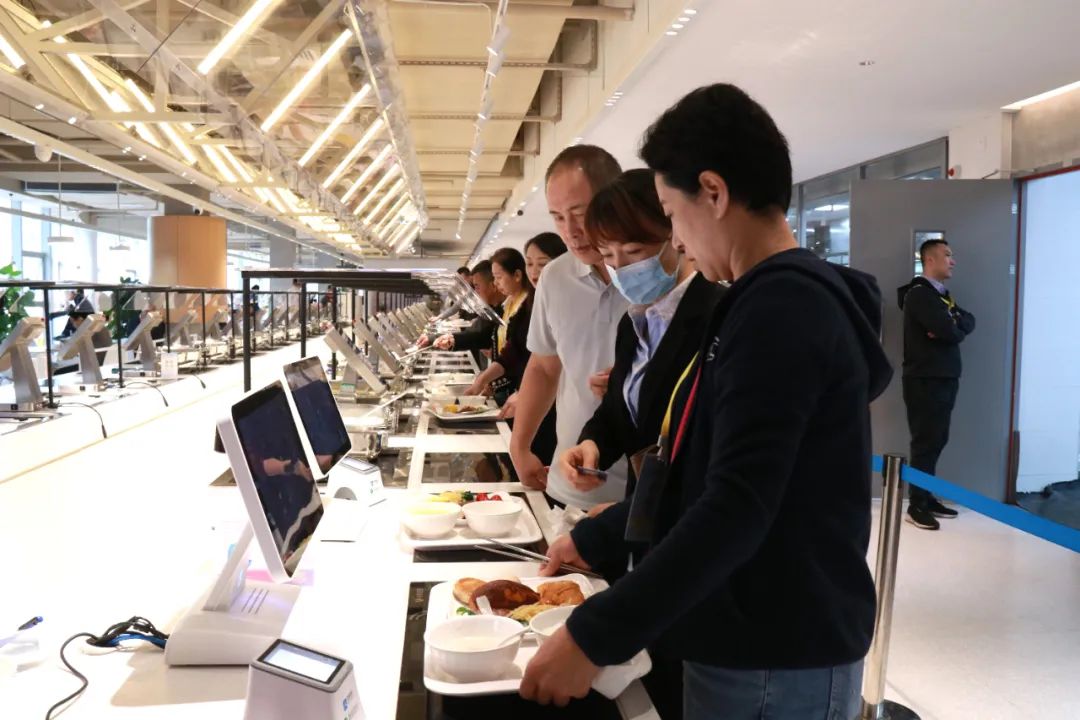 新一代智能炒菜机器人来了，会抢了厨师的饭碗吗？