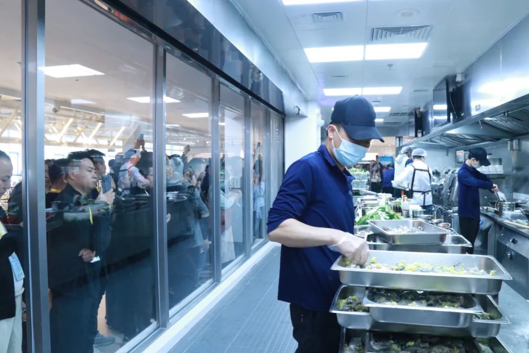 新一代智能炒菜机器人来了，会抢了厨师的饭碗吗？