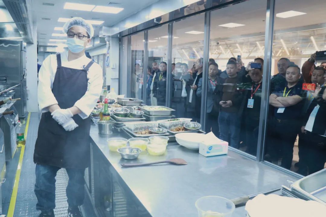 新一代智能炒菜机器人来了，会抢了厨师的饭碗吗？