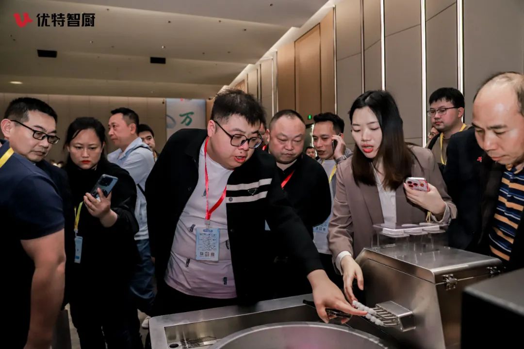 新一代智能炒菜机器人来了，会抢了厨师的饭碗吗？