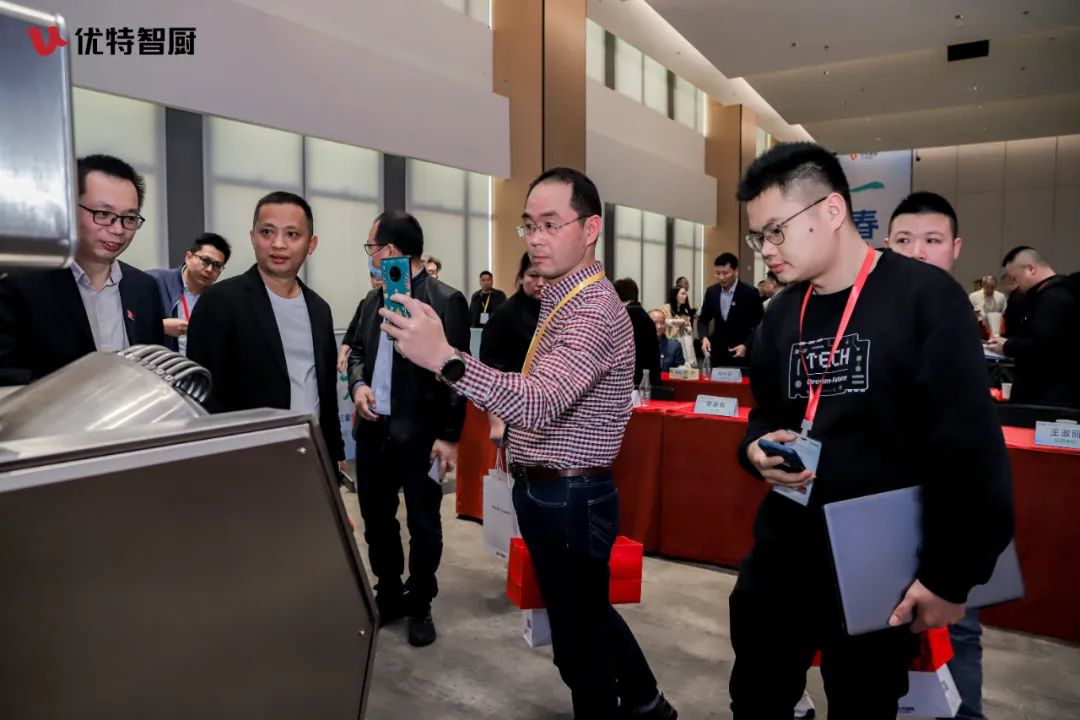 新一代智能炒菜机器人来了，会抢了厨师的饭碗吗？