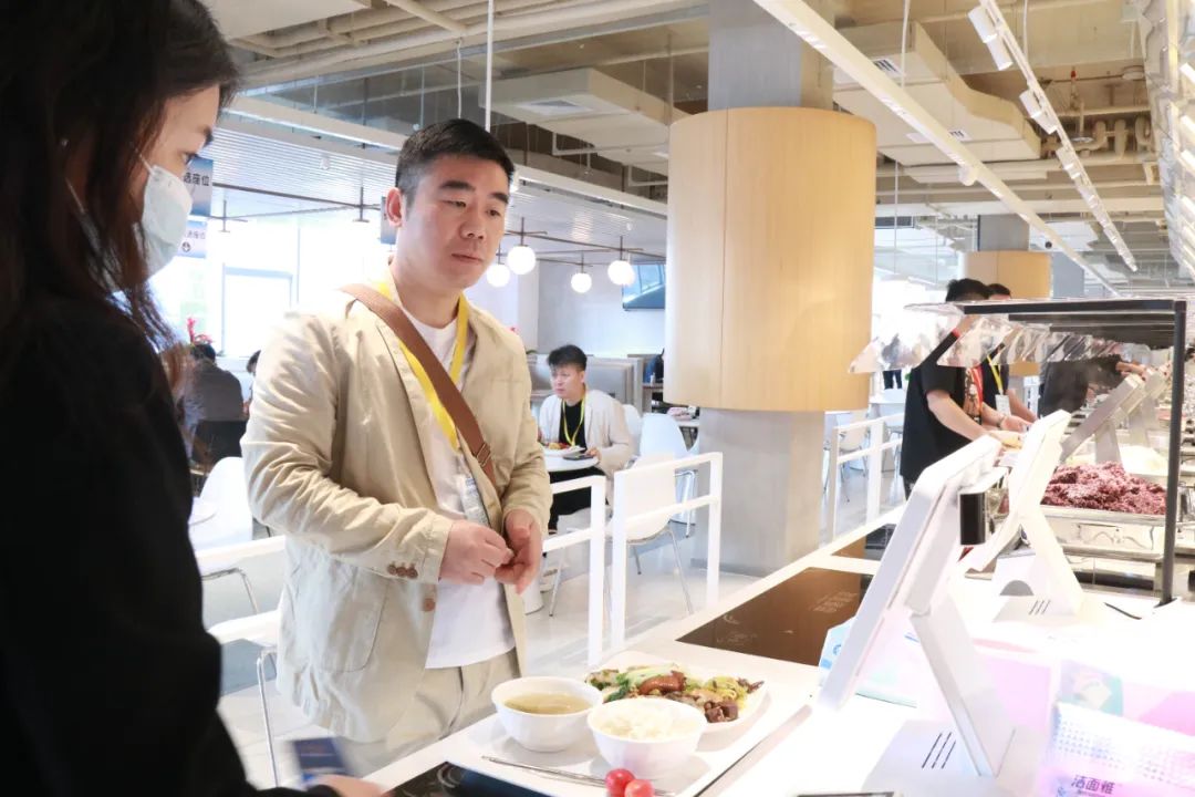 新一代智能炒菜机器人来了，会抢了厨师的饭碗吗？