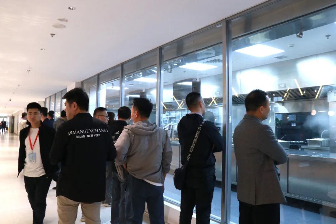 新一代智能炒菜机器人来了，会抢了厨师的饭碗吗？