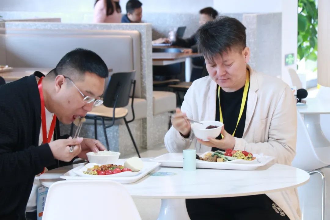 新一代智能炒菜机器人来了，会抢了厨师的饭碗吗？