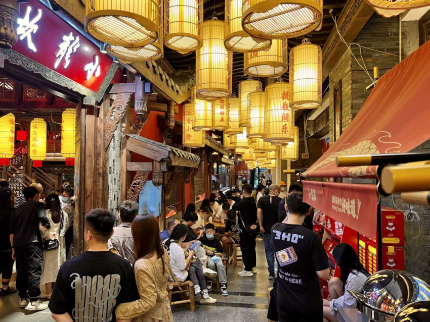 预定爆满、增加备货、延长营业……五一临近,餐饮市场持续升温