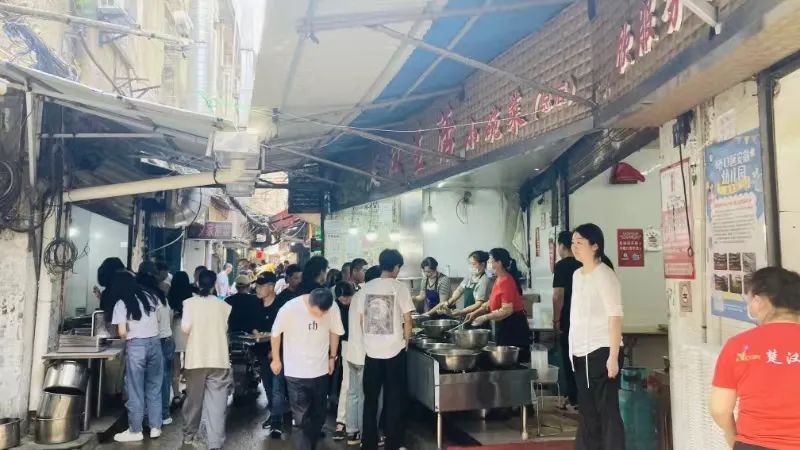 汉正街的陋巷里,藏着“全国第一快餐品牌”