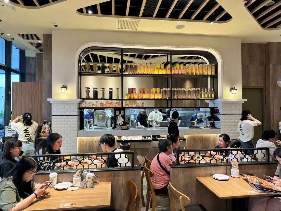 现点现做、人均40元,这家平价西餐厅是“翻版”萨莉亚?