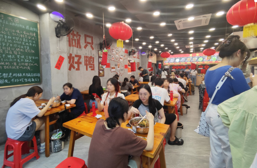 “顶流”冒烤鸭,依然火爆