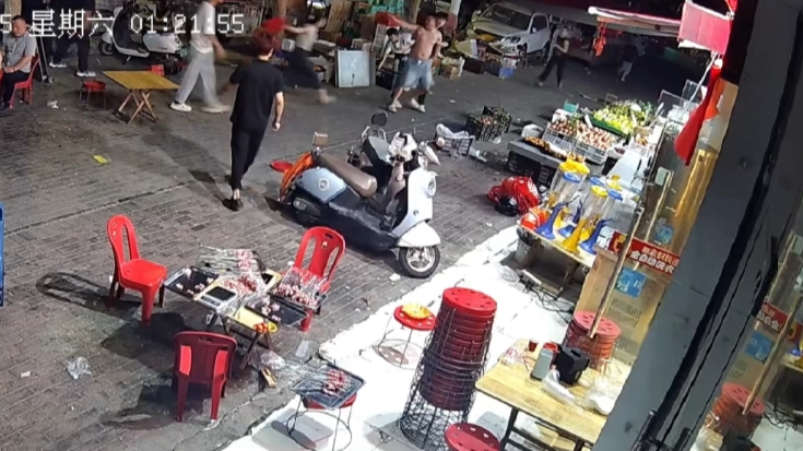 郑州烧烤店老板娘遭多名醉酒男殴打?警方:因转租纠纷起冲突 双方都有动手