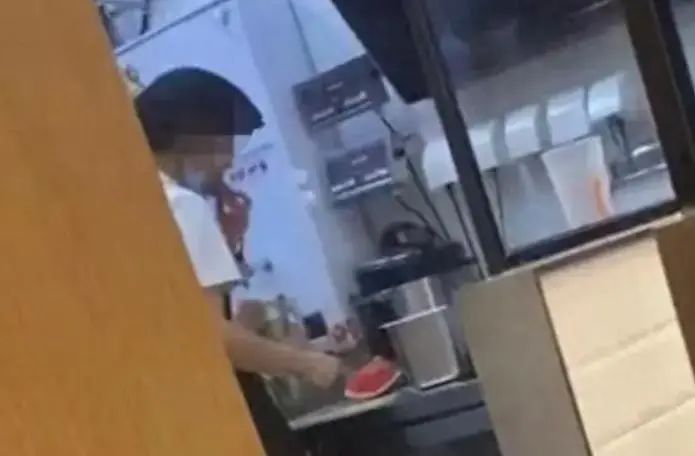 员工吃了西瓜最甜的地方，剩下的给顾客做果茶？检查结果公布：属实