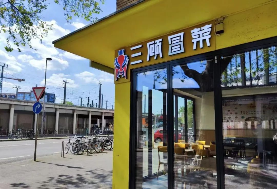 火到限号、排百米长队，三顾冒菜成海外中餐顶流?