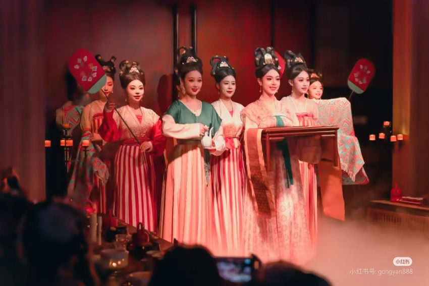 人均﻿500 元，年轻人爱上“进宫” 吃饭